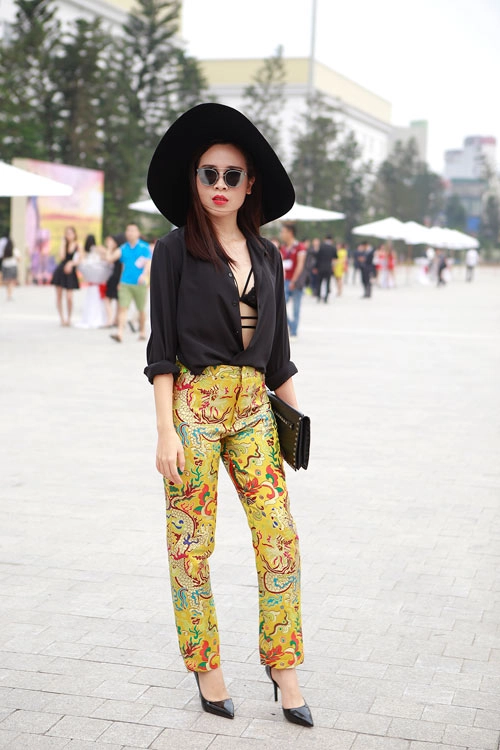Lưu hương giang gây chú ý với sơ mi buông cúc lộ nội y