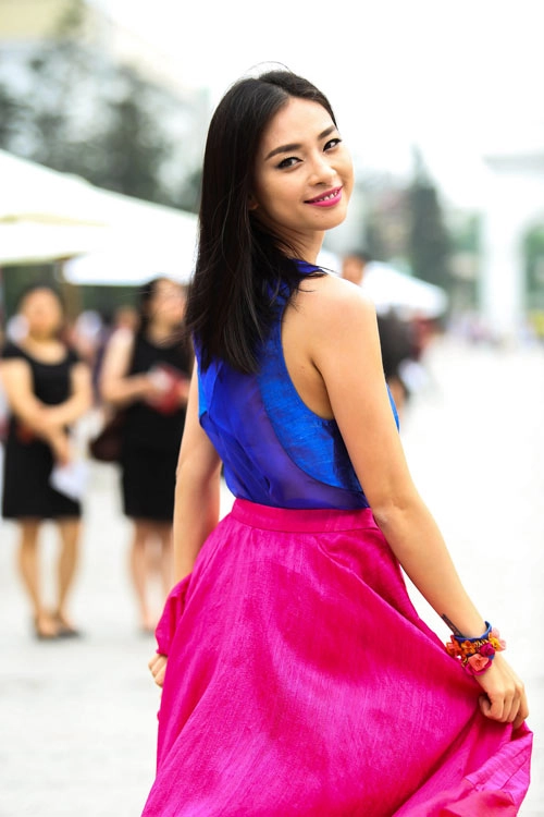 Lưu hương giang gây chú ý với sơ mi buông cúc lộ nội y