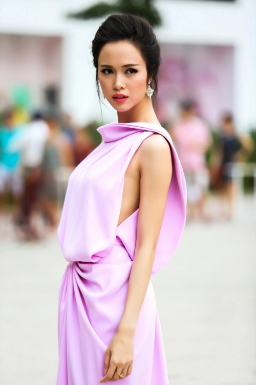 Lưu hương giang gây chú ý với sơ mi buông cúc lộ nội y