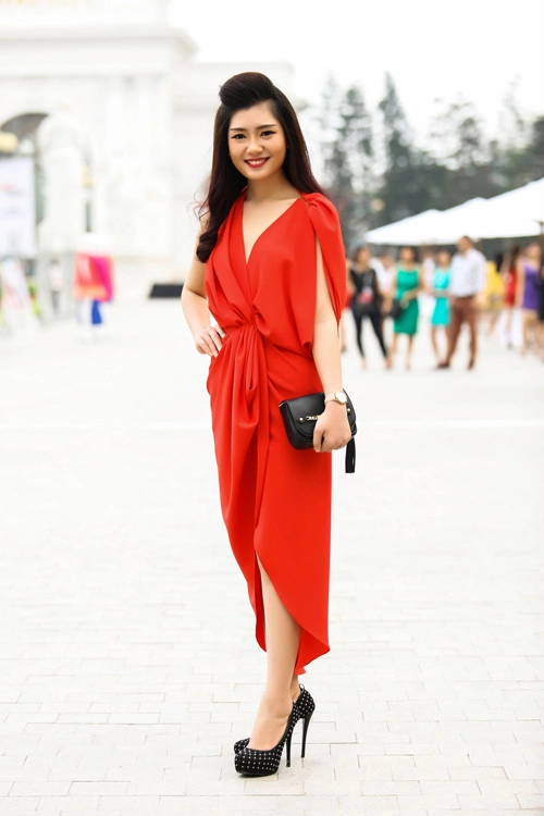 Lưu hương giang gây chú ý với sơ mi buông cúc lộ nội y