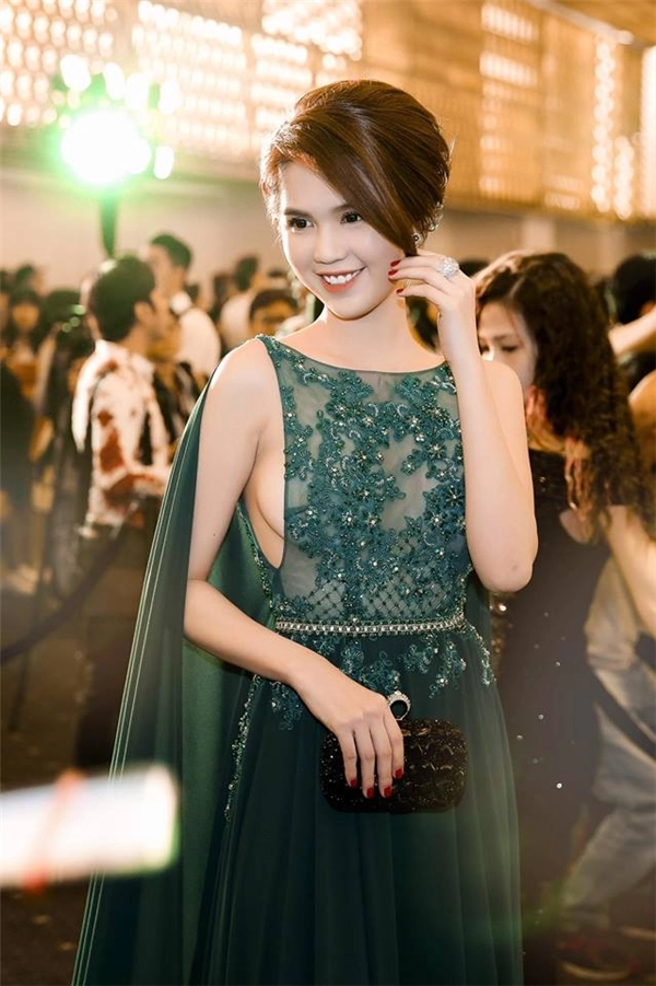 Những đường xẻ ác liệt trên váy của ngọc trinh
