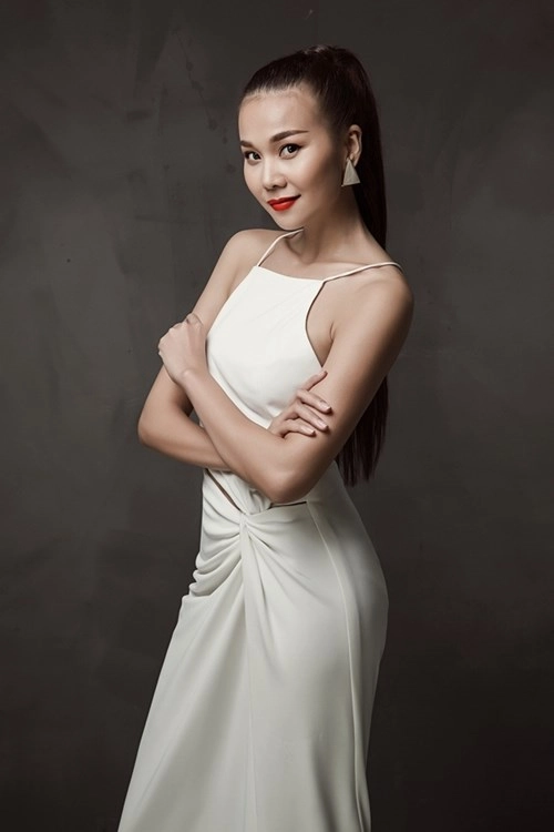 Thanh hằng cực gợi cảm với váy xẻ sâu hút