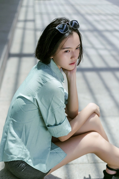 Thời trang tháng năm với hai màu sơ mi thanh tú