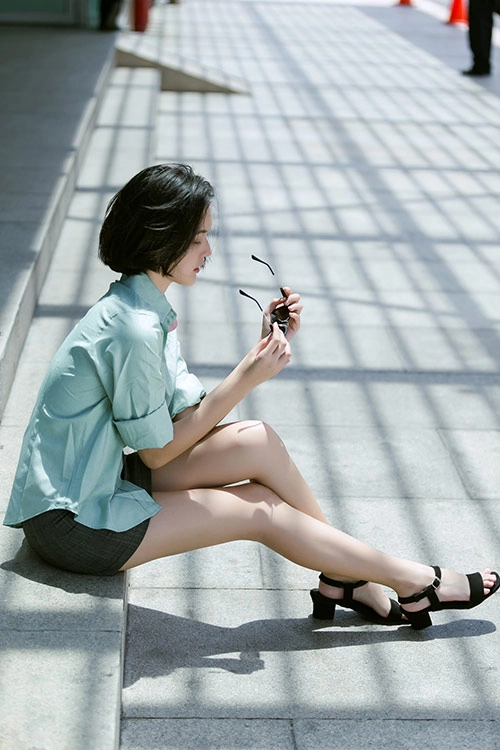 Thời trang tháng năm với hai màu sơ mi thanh tú