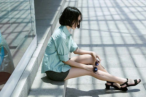 Thời trang tháng năm với hai màu sơ mi thanh tú