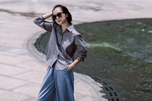 Thời trang tháng năm với hai màu sơ mi thanh tú
