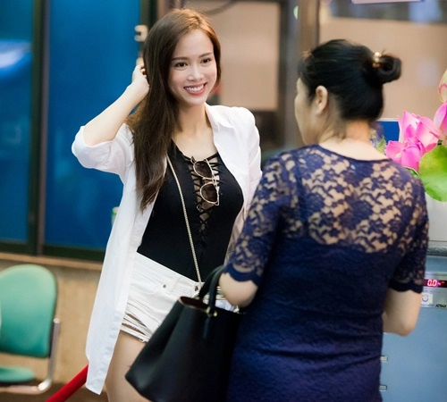Vũ ngọc anh được mẹ lái xe sang đưa ra sân bay