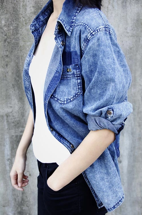 Bí quyết chống nắng cùng sơ mi denim cực chất