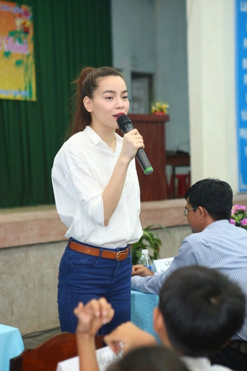 bí quyết mặc áo sơ mi thông minh của hà hồ