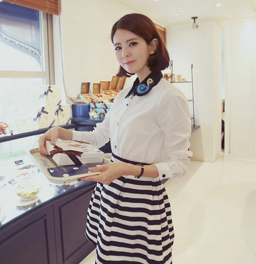 Điệu đà cùng sơ mi thêu