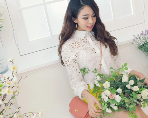 Điệu đà cùng sơ mi thêu