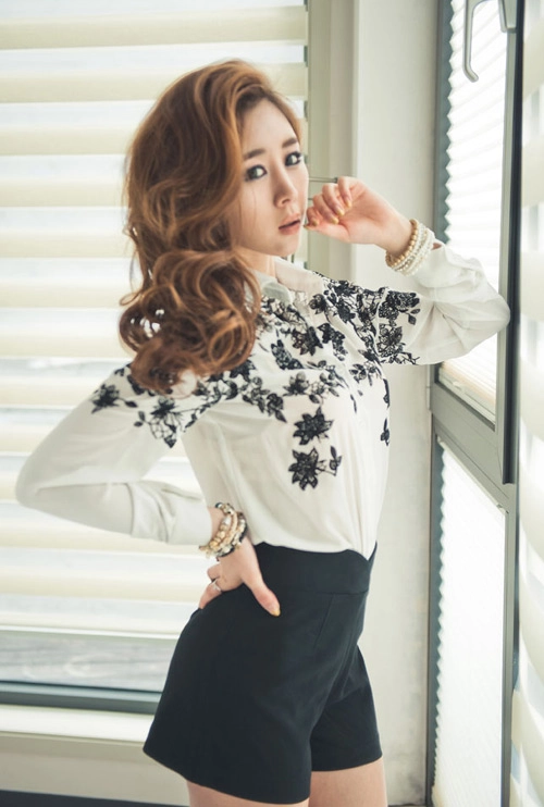 Điệu đà cùng sơ mi thêu