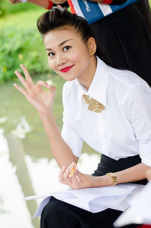 lục bst sơ mi trắng chất đẹp của thanh hằng