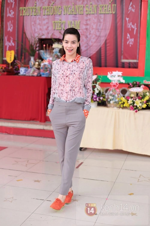 Người đẹp hà hồ mê mệt sơ mi hoa