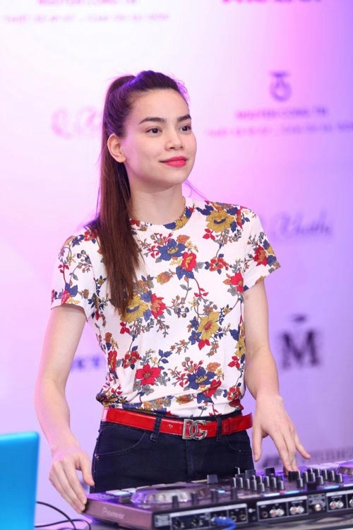 Người đẹp hà hồ mê mệt sơ mi hoa