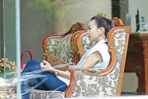 Siêu mẫu thanh hằng giản dị với jeans và sơ mi dạo phố
