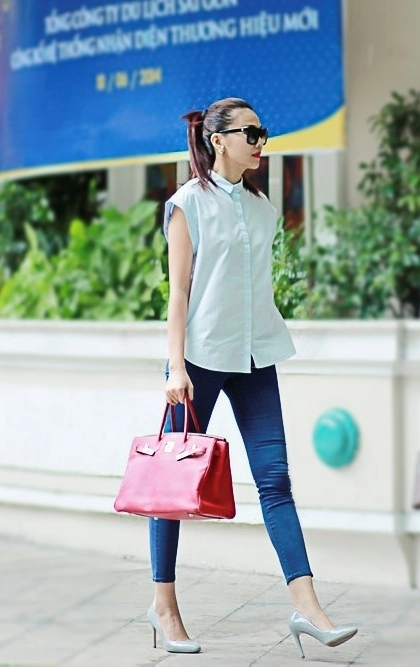 Siêu mẫu thanh hằng giản dị với jeans và sơ mi dạo phố