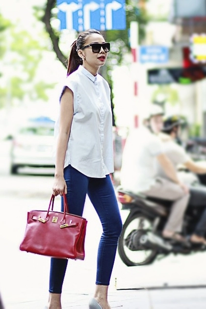 Siêu mẫu thanh hằng giản dị với jeans và sơ mi dạo phố