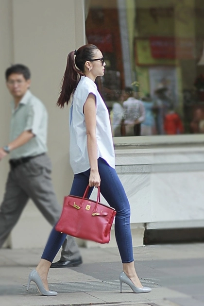 Siêu mẫu thanh hằng giản dị với jeans và sơ mi dạo phố