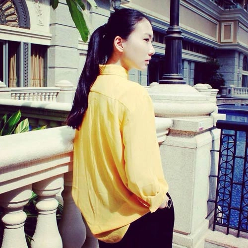 Tín đồ việt mượn sơ mi của bạn trai xuống phố