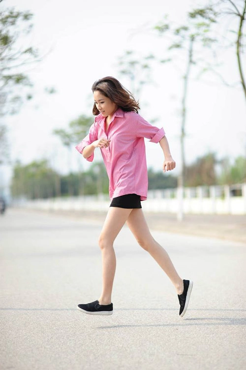 Tín đồ việt mượn sơ mi của bạn trai xuống phố