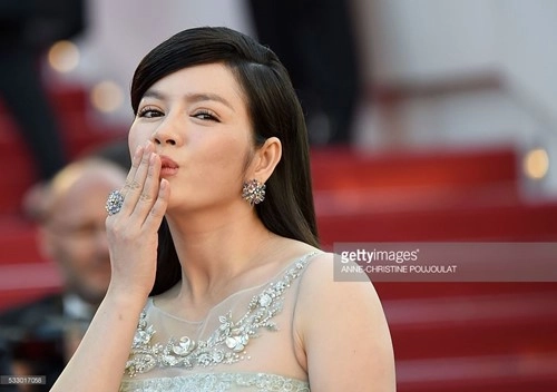 7 chiếc váy giúp lý nhã kỳ làm mưa làm gió tuần qua