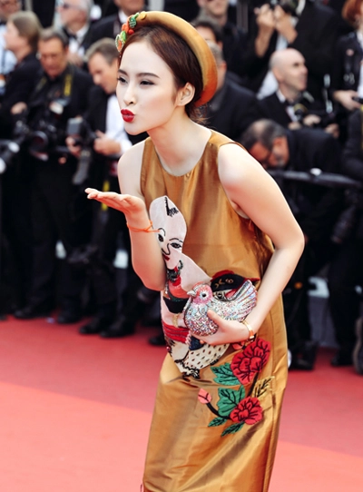 Angela phương trinh diện váy tranh đông hồ đến cannes