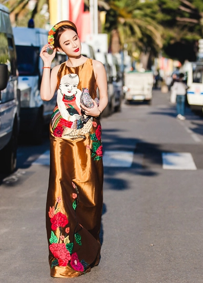 Angela phương trinh diện váy tranh đông hồ đến cannes