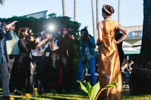 Angela phương trinh diện váy tranh đông hồ đến cannes