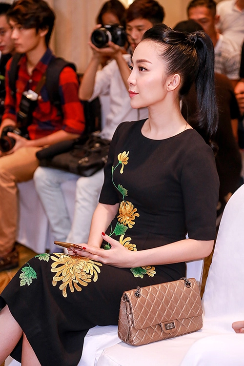 chim công làng múa linh nga nổi bật với váy thêu hoa cúc cao quý