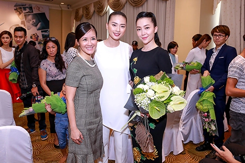 chim công làng múa linh nga nổi bật với váy thêu hoa cúc cao quý