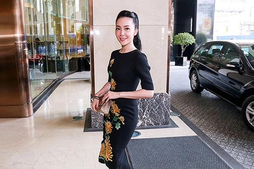 chim công làng múa linh nga nổi bật với váy thêu hoa cúc cao quý