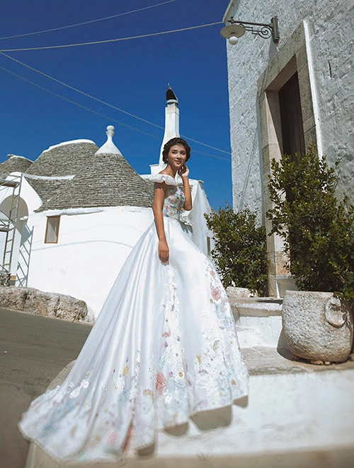 Kim tuyến diện váy cưới mơ màng giữa ngôi làng cổ ý