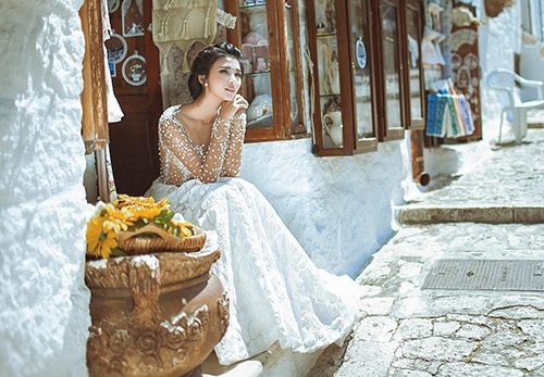 Kim tuyến diện váy cưới mơ màng giữa ngôi làng cổ ý