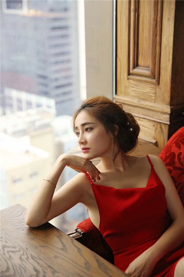 Mặc dư luận nhã phương vẫn trễ ngực với váy 2 dây đầy quyến rũ