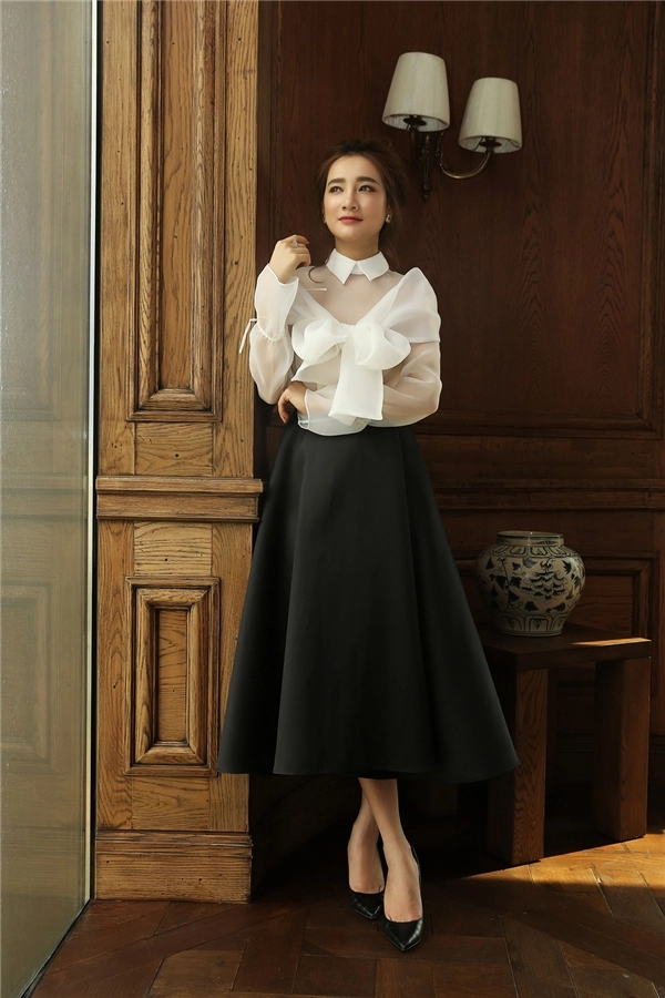 Mặc dư luận nhã phương vẫn trễ ngực với váy 2 dây đầy quyến rũ