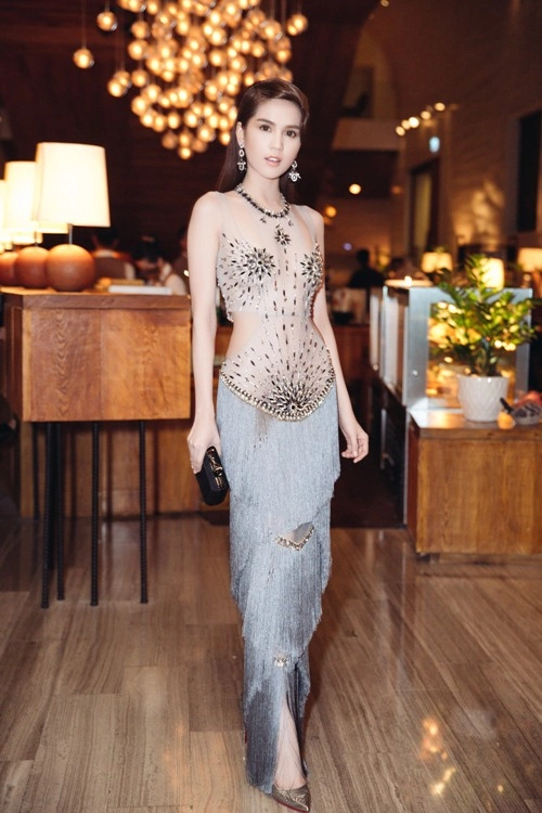 Ngọc trinh khoe eo thon với váy xuyên thấu tại sự kiện