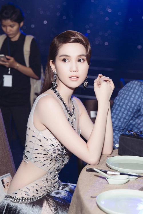 Ngọc trinh khoe eo thon với váy xuyên thấu tại sự kiện