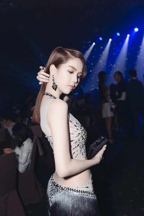 Ngọc trinh khoe eo thon với váy xuyên thấu tại sự kiện