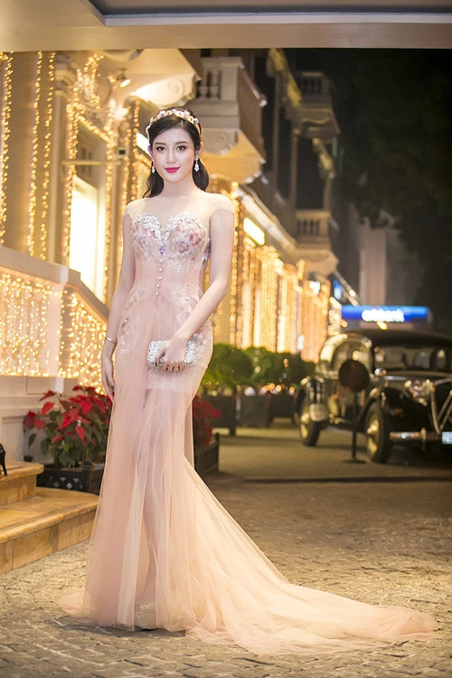 Thổn thức vì bộ sưu tập váy mỏng như sương của huyền my