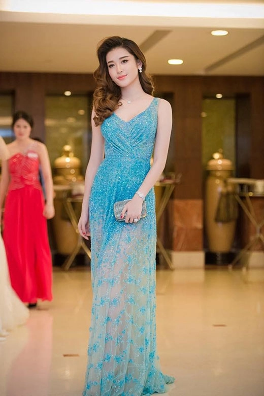 Thổn thức vì bộ sưu tập váy mỏng như sương của huyền my