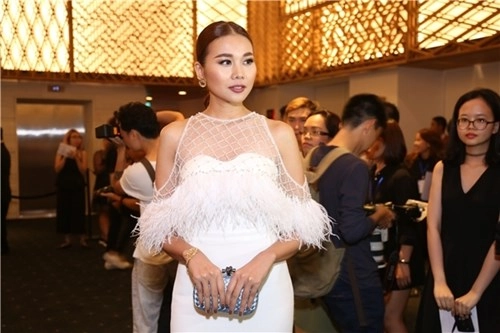 Hồ ngọc hà diễm my tỏa sáng với váy cảm hứng thiên nhiên