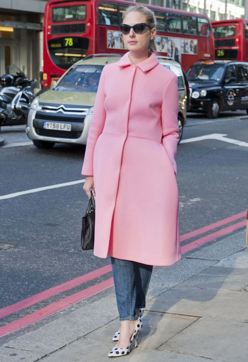 Áo khoác màu hồng khiến nữ công sở trẻ ra chục tuổi