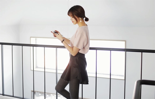 Bạn gái công sở mặc váy loa kèn chờ mùa hè