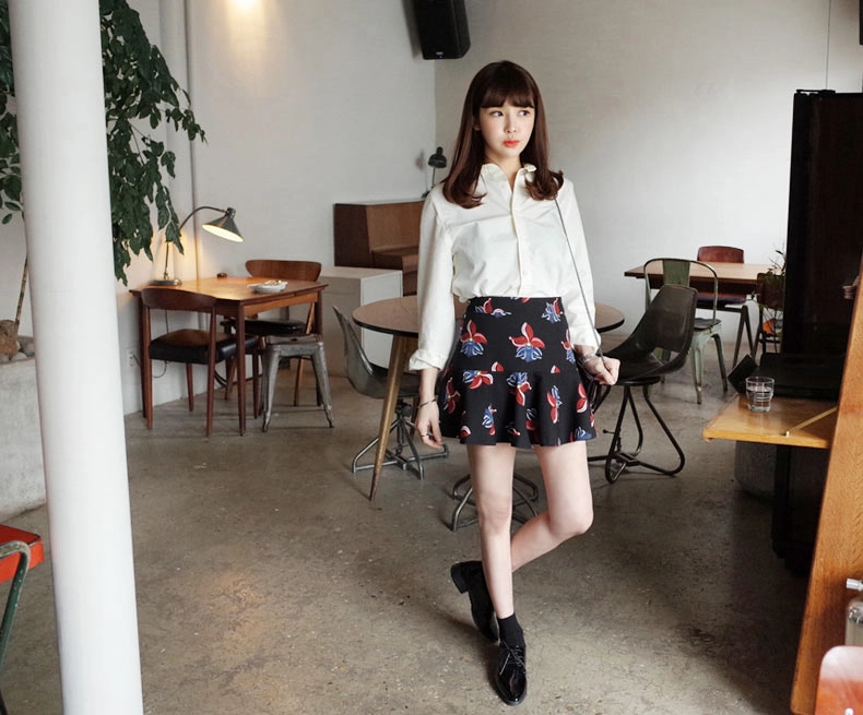 Bạn gái công sở mặc váy loa kèn chờ mùa hè