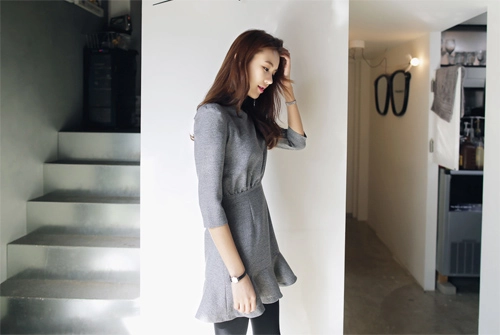 Bạn gái công sở mặc váy loa kèn chờ mùa hè