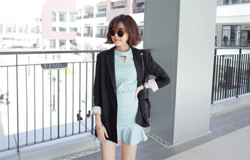 Bạn gái công sở mặc váy loa kèn chờ mùa hè