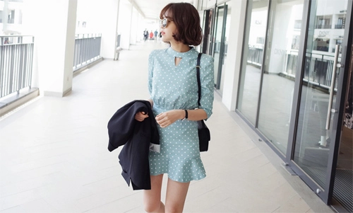 Bạn gái công sở mặc váy loa kèn chờ mùa hè