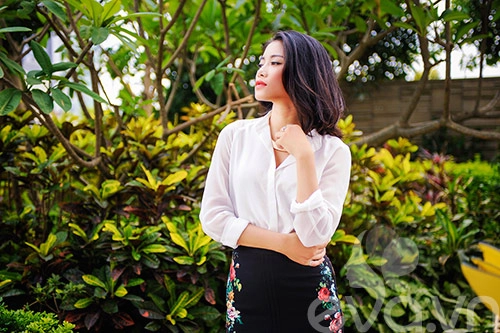 Cách diện họa tiết hoa đẹp ngọt đến công sở