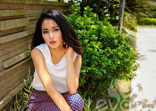 Cách diện họa tiết hoa đẹp ngọt đến công sở